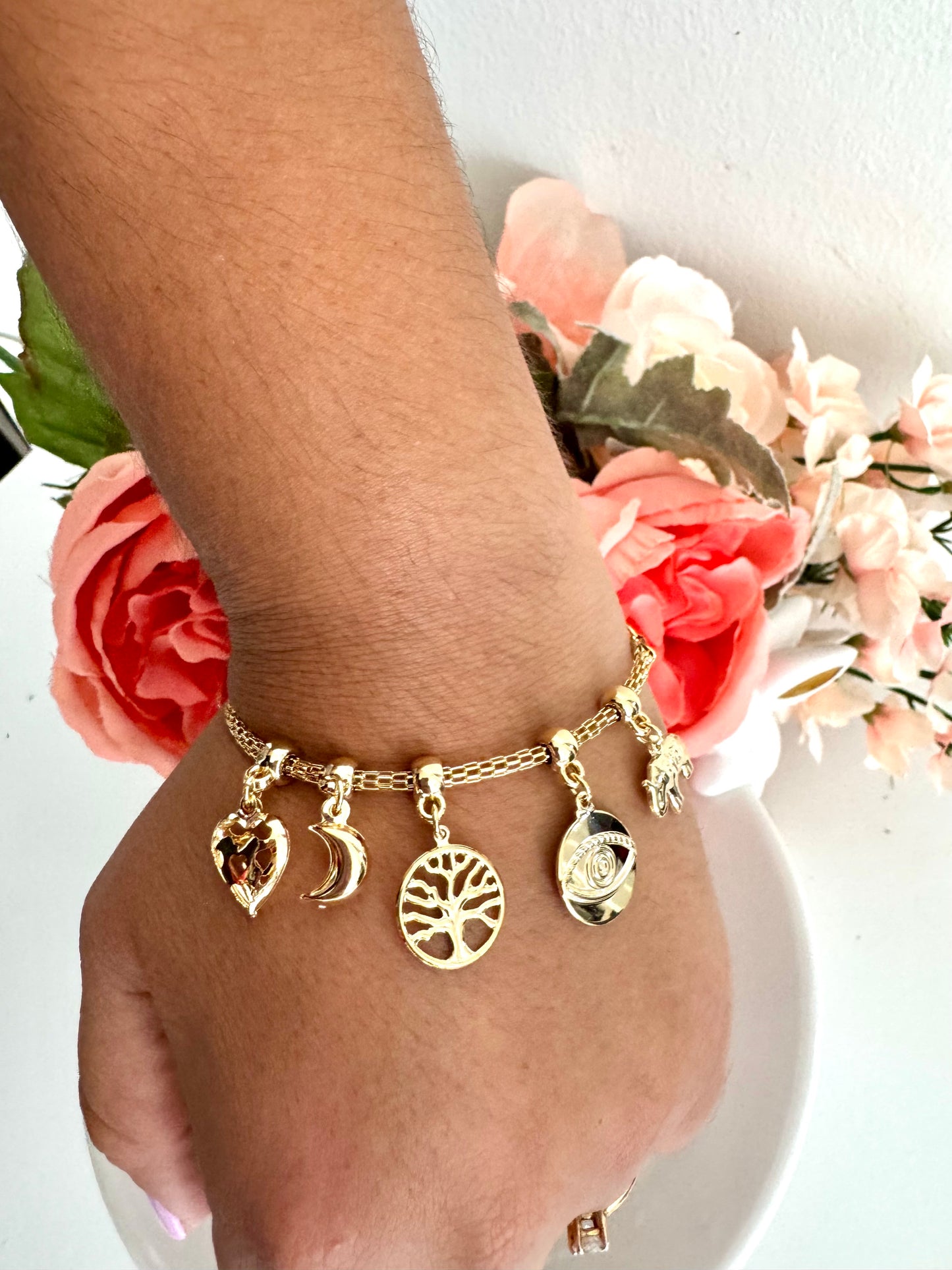 Pulsera de malla con dijes de la suerte – Bañada en oro de 18K
