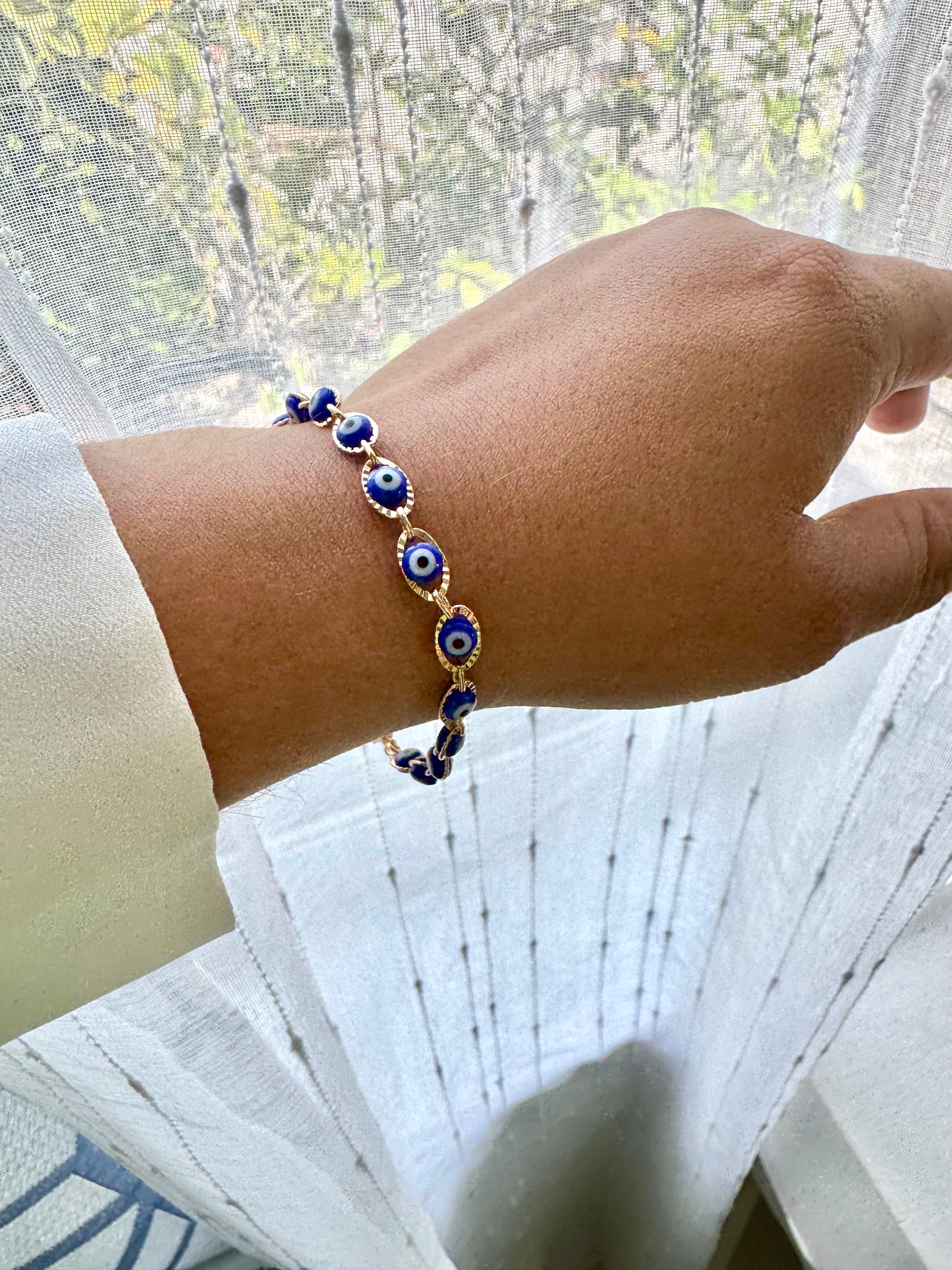 Pulsera de ojo turco esmaltado azul – Diseño calado con textura, bañada en oro de 18K
