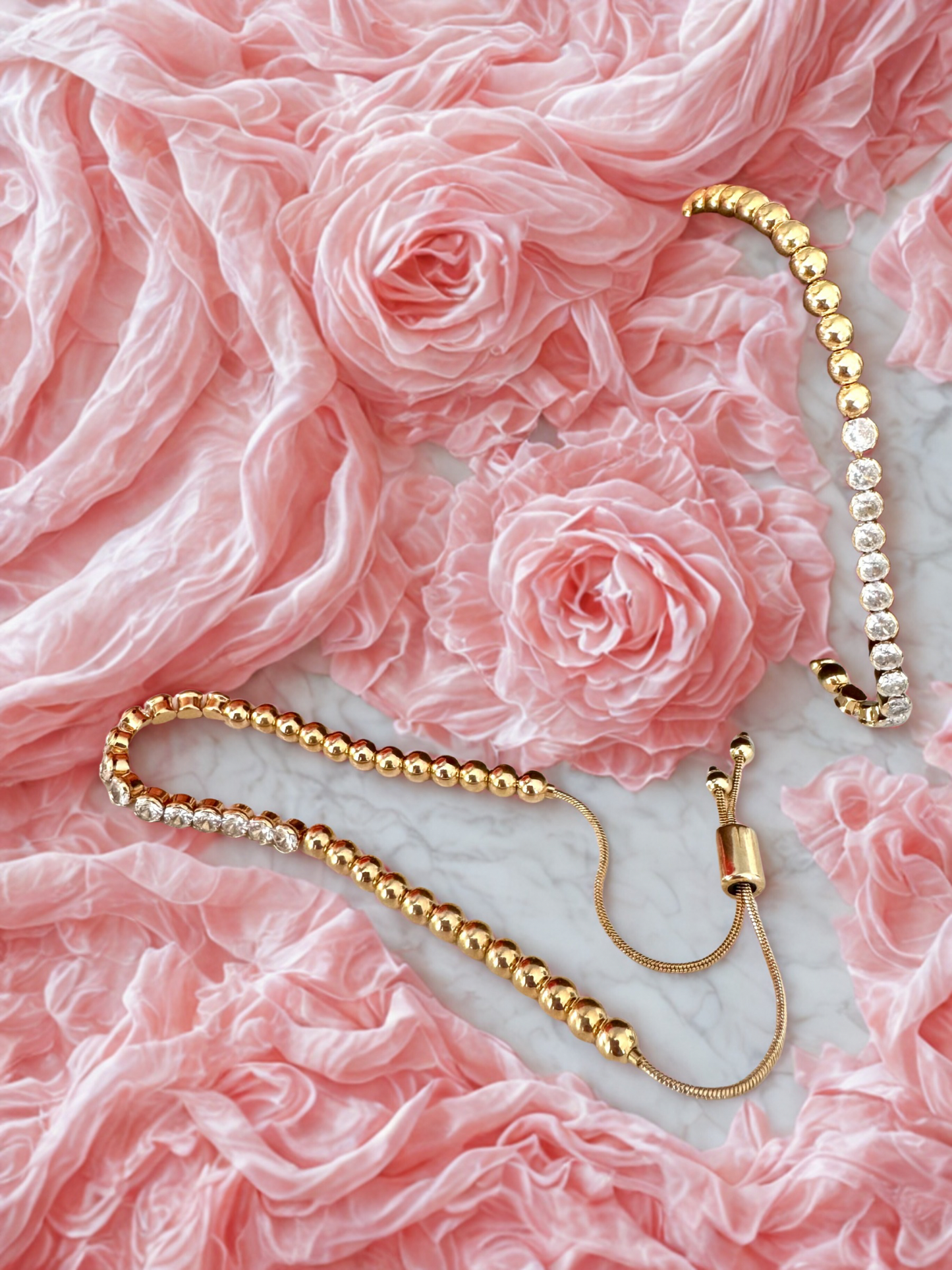 Pulsera ajustable con cuentas y circonias – Bañada en oro de 18K