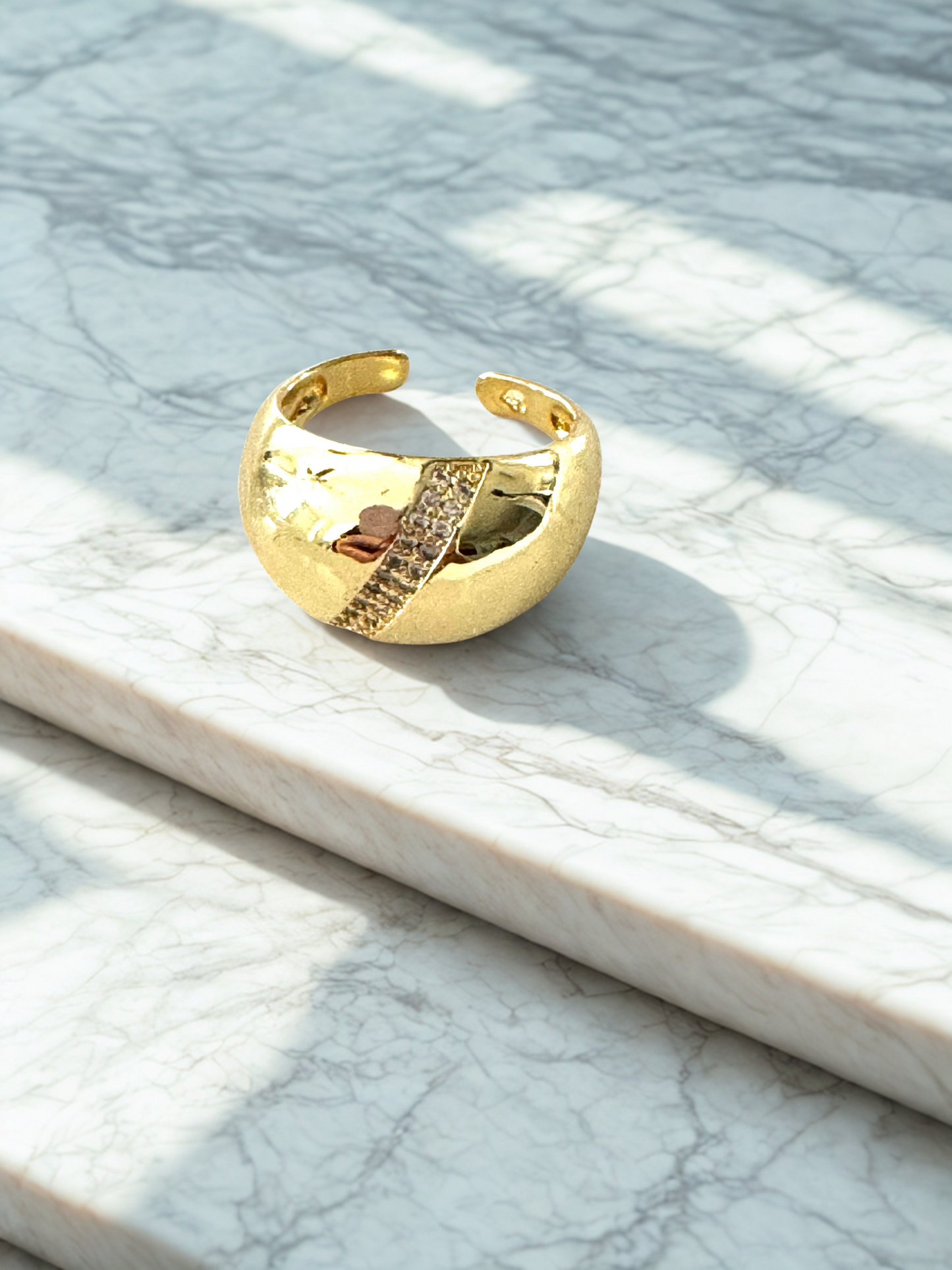 Anillo Elegancia Dorada con Brillos