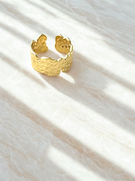 Anillo Dorado Martillado Ancho