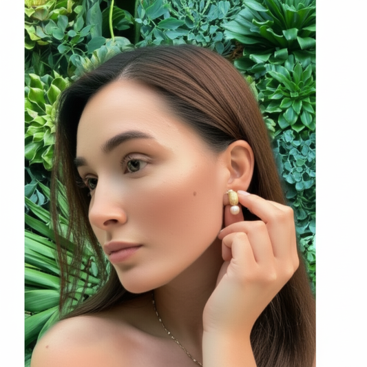 Aretes ovalados con perla – bañada en oro de 18K