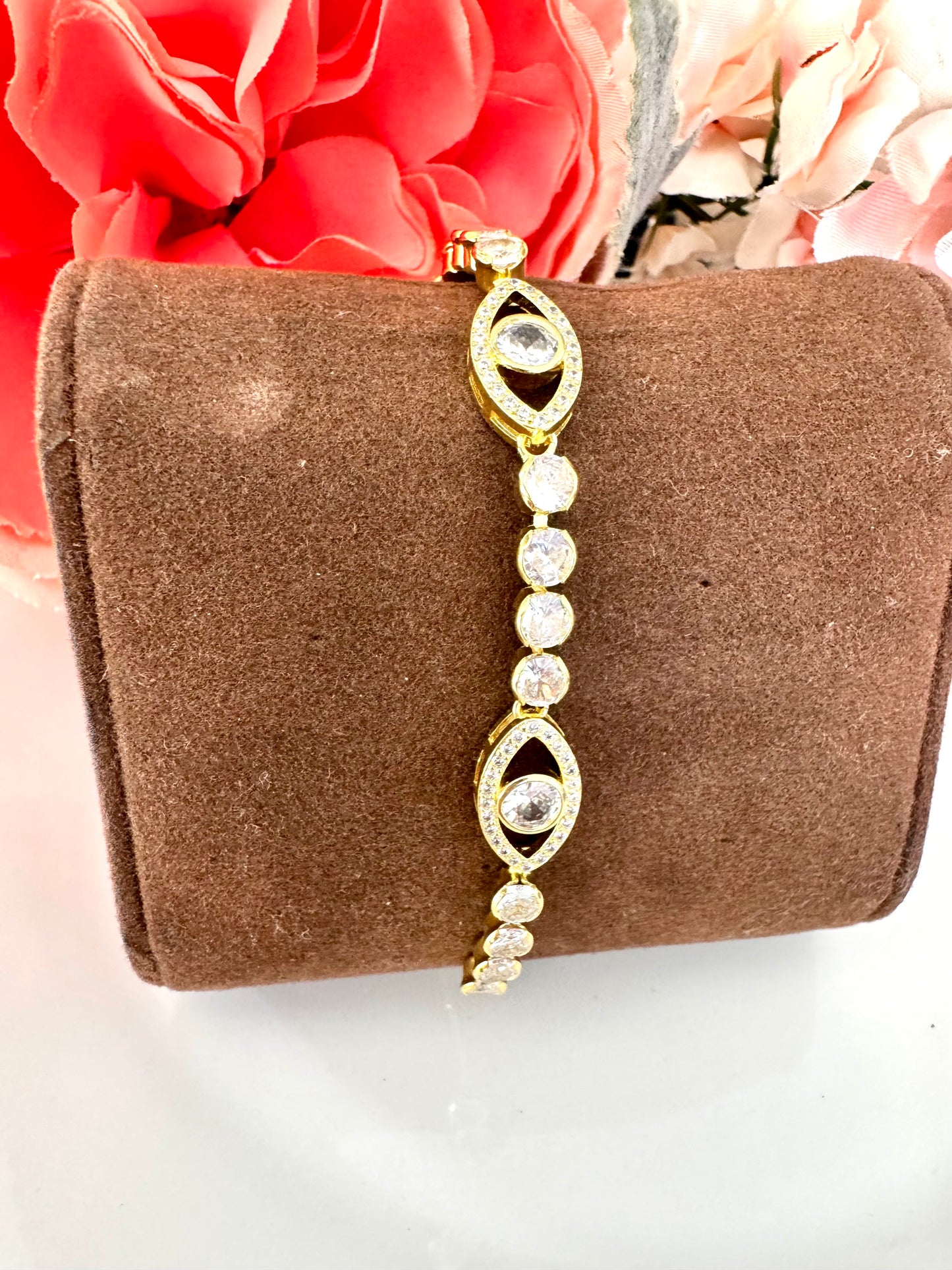 Pulsera ajustable con dije ovalado de ojo turco y circonias – Bañada en oro de 18K