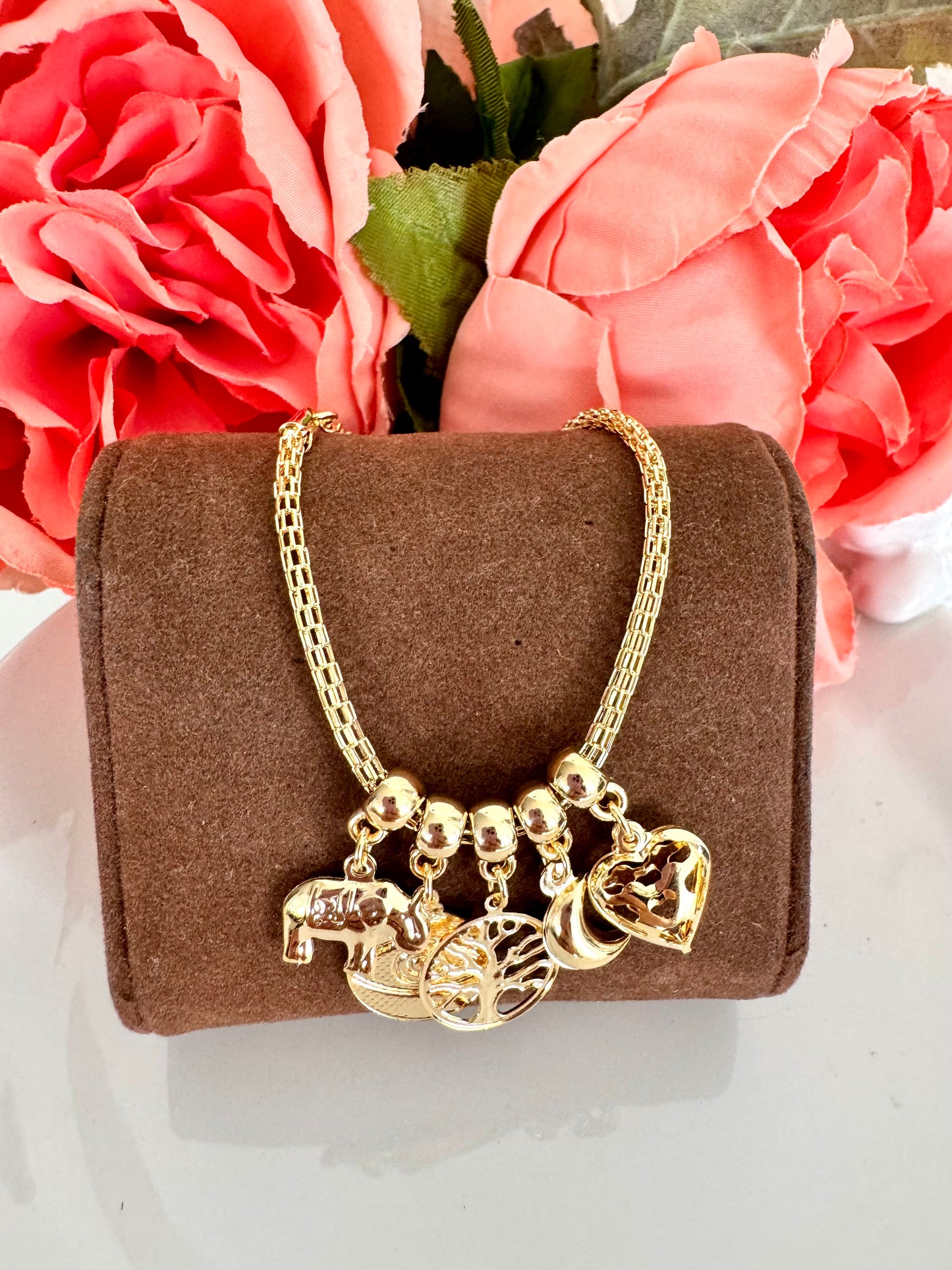 Pulsera de malla con dijes de la suerte – Bañada en oro de 18K