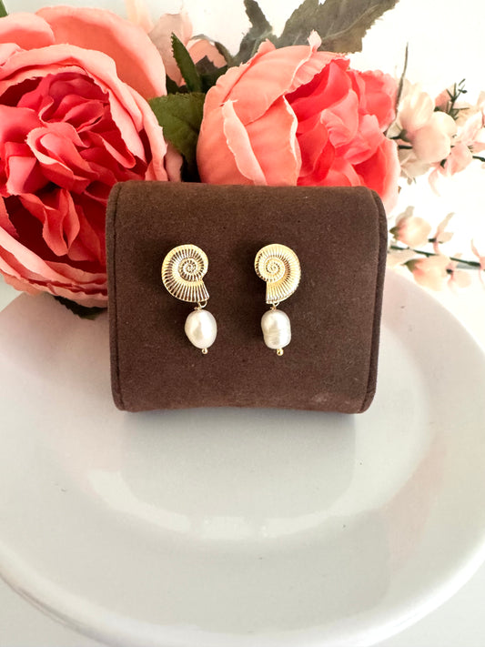 Aretes colgantes con dije de concha y perla – Bañados en oro de 18K