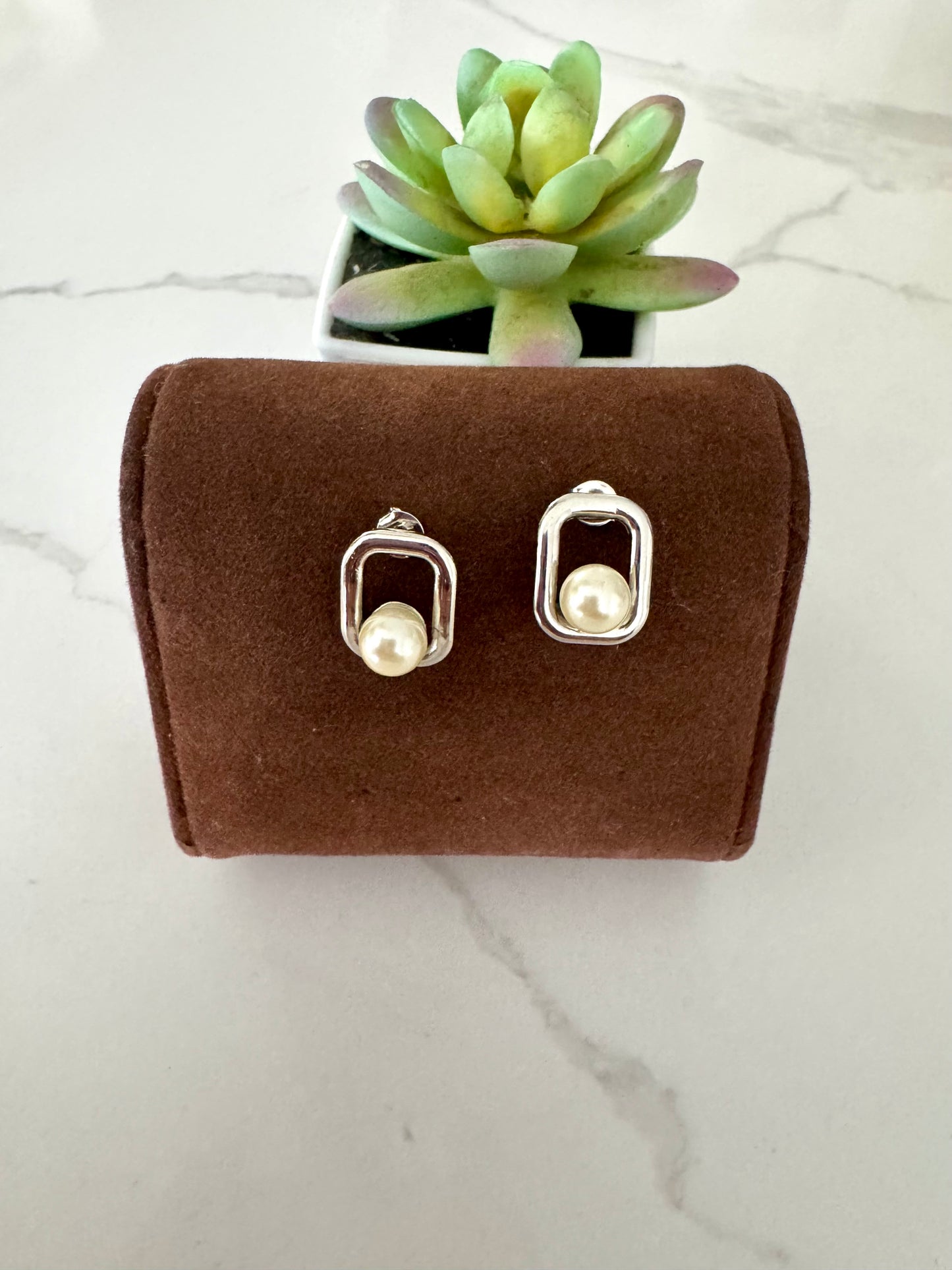 Aretes de perla con marco rectangular