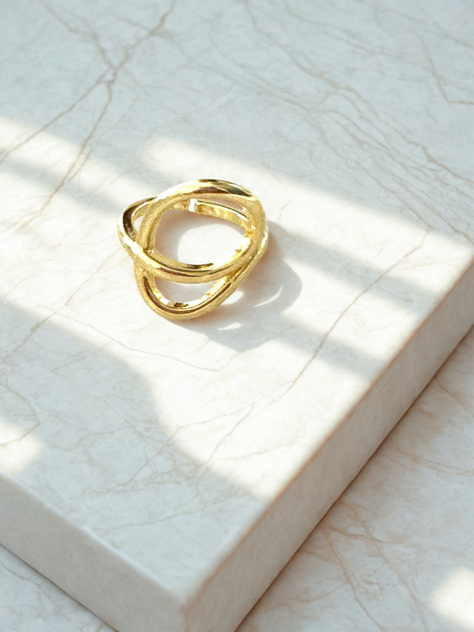 Anillo Geométrico Entrelazado Dorado