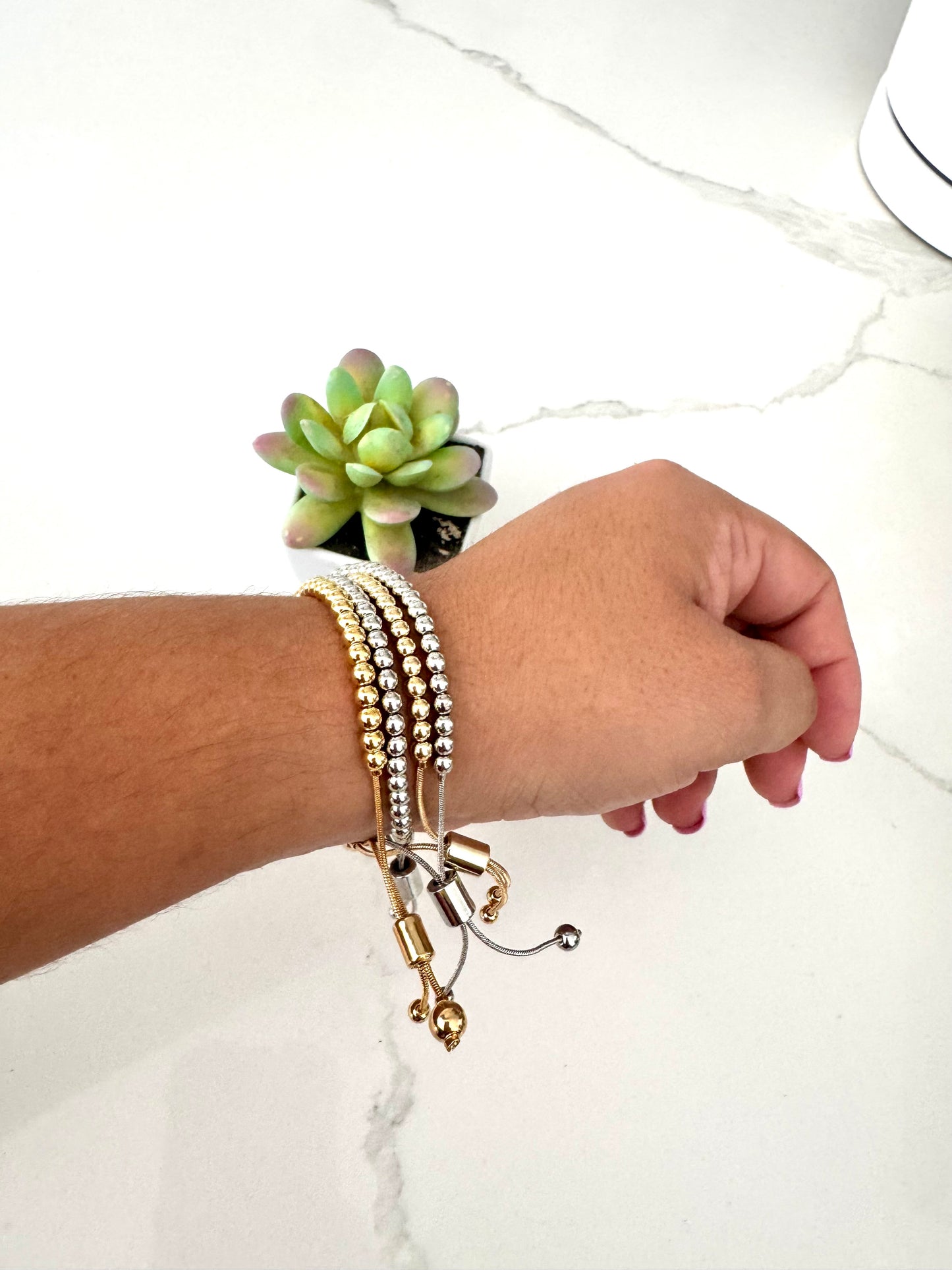 Pulsera ajustable con cuentas doradas 6mm – Bañada en oro de 18K