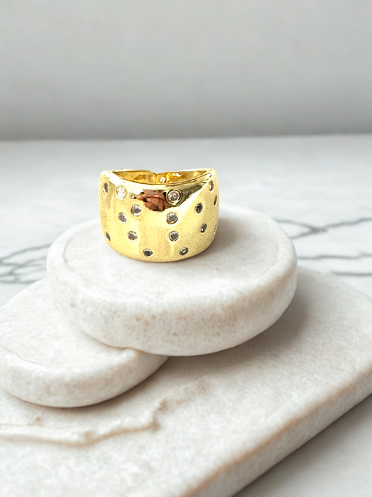 Anillo Dorado con Incrustaciones Brillantes