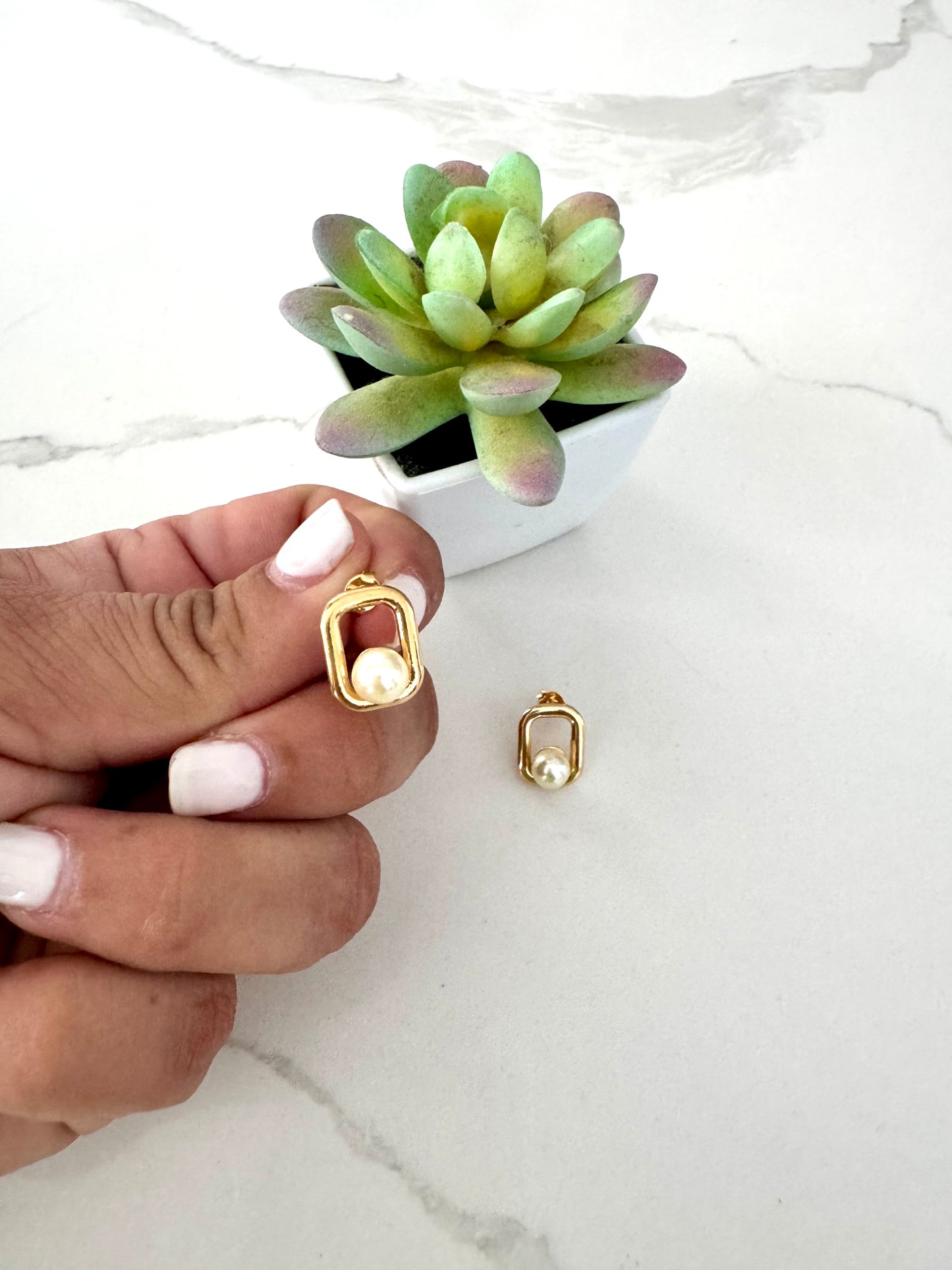 Aretes de perla con marco rectangular