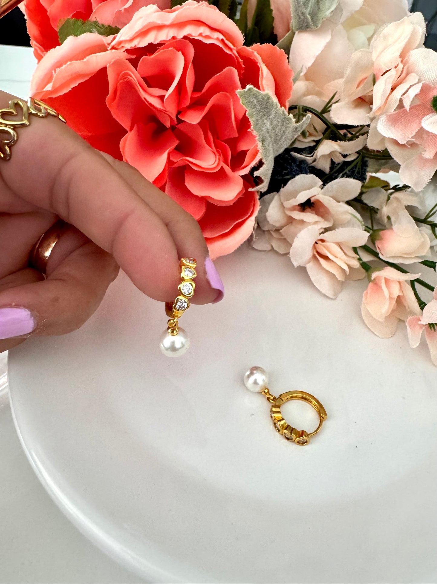 Aretes dorados con circonias y perla colgante – Bañados en oro de 18K